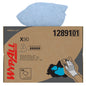 En låda Kimberly-Clark GmbH WypAll® X90 PowerClean Ultra Duty Cloths i blått (BRAG™ Box, 136 ark) med en hand som torkar upp ett spillt föremål. En vikt trasa är delvis utdragen - idealisk för alla rengöringsbehov.