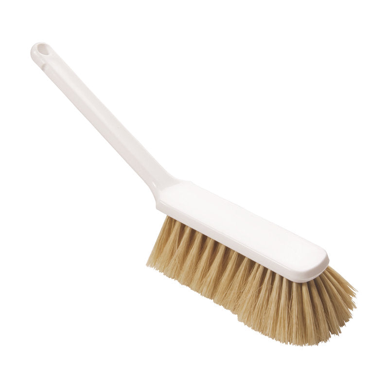 Die HANDBESEN,BLONDE HAAR-MISCHUNG 30/70 (310x40x50mm) von Haug Bürsten KG hat einen weißen Kunststoffstiel mit Aufhängeloch und beigefarbenen Borsten, die für eine effektive Reinigung abgewinkelt sind, auf einem schlichten weißen Hintergrund.