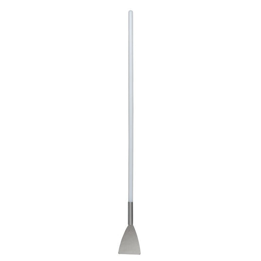 SPATELEN MED LÅNGT HANDTAG, ROSTFRITT STÅL, HANDTAG PA, 1130X100X15 från Haug Bürsten KG har ett vitt skaft och ett platt, triangulärt blad av rostfritt stål – ett oumbärligt verktyg för gipsarbete som möjliggör precisionsarbete, avbildat mot en enkel vit bakgrund.