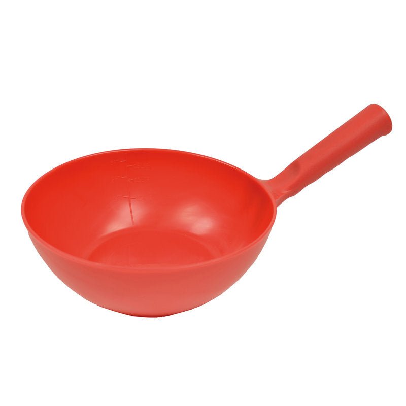 SCHÖPFKELLE RUND 1,5 L i röd plast från Haug Bürsten KG med långt skaft och slät, rund form är lätt vinklad på en enkel vit bakgrund - ett perfekt köksredskap för servering av soppor och grytor.
