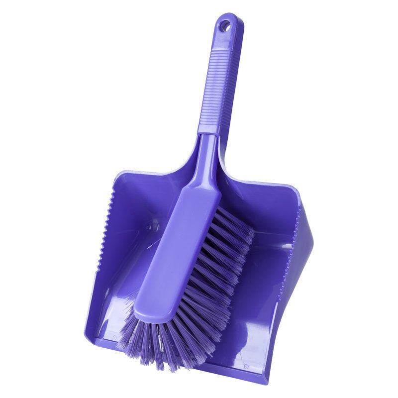 KEHRGARNITUR, MJUK, 350MM från Haug Bürsten KG är ett lila plastset med en 350 mm sopskyffel och en matchande borste. Borsten sitter i sopskyffeln, handtaget ligger på skyffelns skaft, de mjuka borsten pekar nedåt.