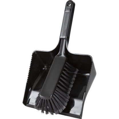 KEHRGARNITUR, MJUK, 350MM från Haug Bürsten KG är ett svart plastset med en matchande handborste med mjuka borst, ett strukturerat handtag med upphängningshål, och passar exakt i sopskyffeln.