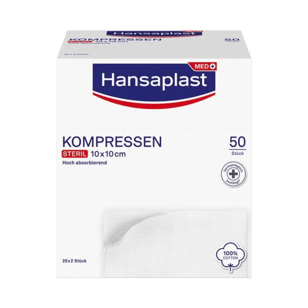En låda med utgående artikel: Hansaplast sterila kompresser 10x10 cm, 25 x 2 stycken (50 stycken) från Beiersdorf AG för såromläggning, i en mestadels vit låda med blå och röd märkning och en vikt vit kompress på framsidan.