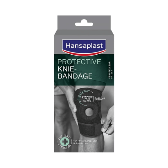 Framsida av ett Hansaplast Protective-knäbandage från Beiersdorf AG, justerbart | Förpackning (1 styck), med en bild på en person som bär det svarta knäbandaget samt information om stabilitet på tyska och engelska på förpackningen.