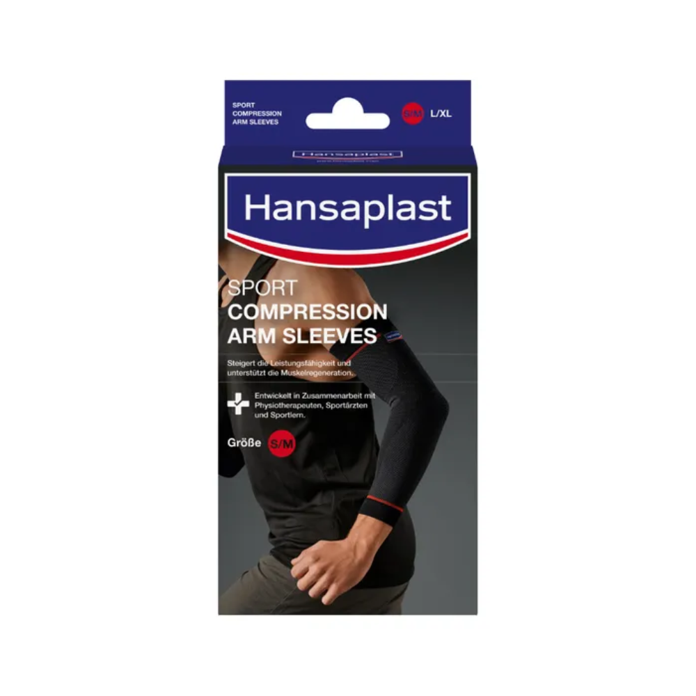 På förpackningen av Hansaplast Sport Compression Arm Sleeves storlek S/M från Beiersdorf AG är en person med en svart ärm avbildad mot en mörk bakgrund. Produkten lovar stöd för muskelprestanda och förbättrad blodcirkulation för förbättrad muskelregeneration.