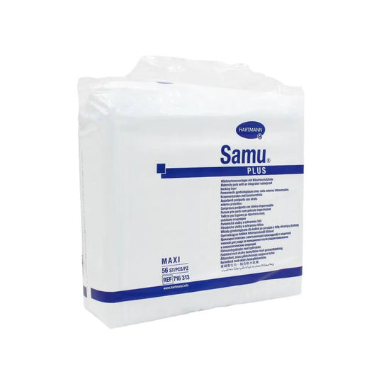 En förseglad förpackning med Hartmann Samu® Plus Maxi-barnmorsunderlägg från Paul Hartmann AG (56 stycken), perfekt för att skydda underkläderna på ett säkert sätt, levereras i genomskinlig plastfolie med blå produktinformation på framsidan.