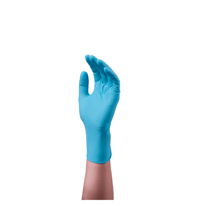 En hand med en blå, puderfri nitrilhandske av märket Hartmann Peha-soft®, isolerad mot en vit bakgrund, med fingrarna böjda uppåt i en grepp- eller hållande gest.