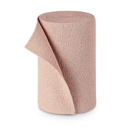 En rulle ljusbrunt strukturerat PütterFlex-tyg från Paul Hartmann AG, stående upprätt med en lätt avrullad ände, mot en vit bakgrund.