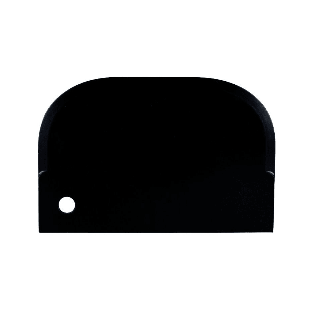 Objektet liknar en Haug skrapa liten 15 x 10 cm från Haug Bürsten KG och har en svart, rektangulär design med rundade övre hörn och ett litet runt hål i det nedre vänstra hörnet. Dess släta yta, möjligen av plast eller metall, avslöjar inte dess syfte på bilden.