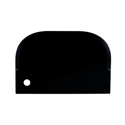 Objektet liknar en Haug skrapa liten 15 x 10 cm från Haug Bürsten KG och har en svart, rektangulär design med rundade övre hörn och ett litet runt hål i det nedre vänstra hörnet. Dess släta yta, möjligen av plast eller metall, avslöjar inte dess syfte på bilden.