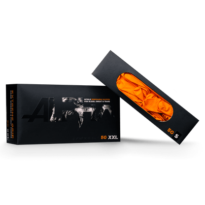 En svart ALPHA-låda från AMPri Handelsgesellschaft mbH innehåller 50 XXL High Grip nitril-engångshandskar i orange. Den öppnade förpackningen visar de lysande orange handskarna, delvis synliga genom ett transparent fönster.