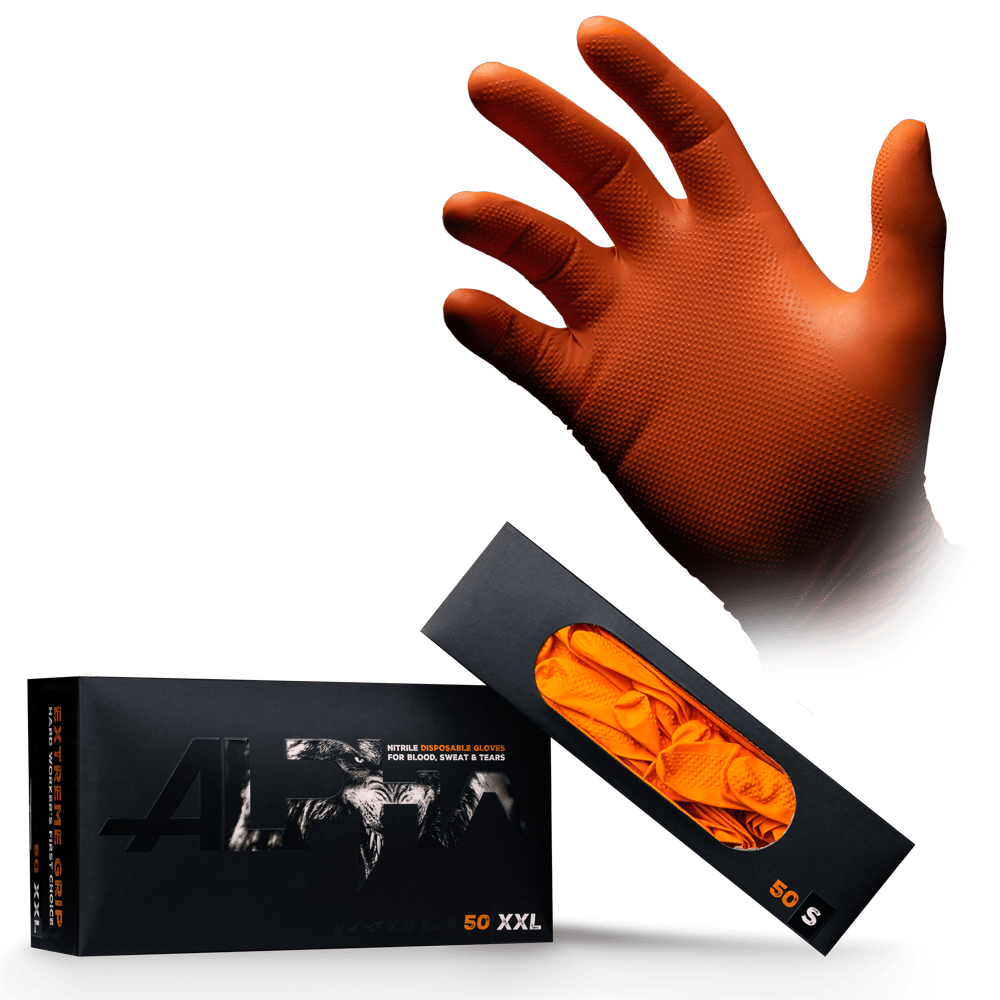En upphöjd höger hand bär den orangefärgade engångshandsken High Grip av nitril, ALPHA från AMPri Handelsgesellschaft mbH, över en XXL-låda med 50 handskar, som har en utskärning som visar den orangefärgade engångshandsken inuti.