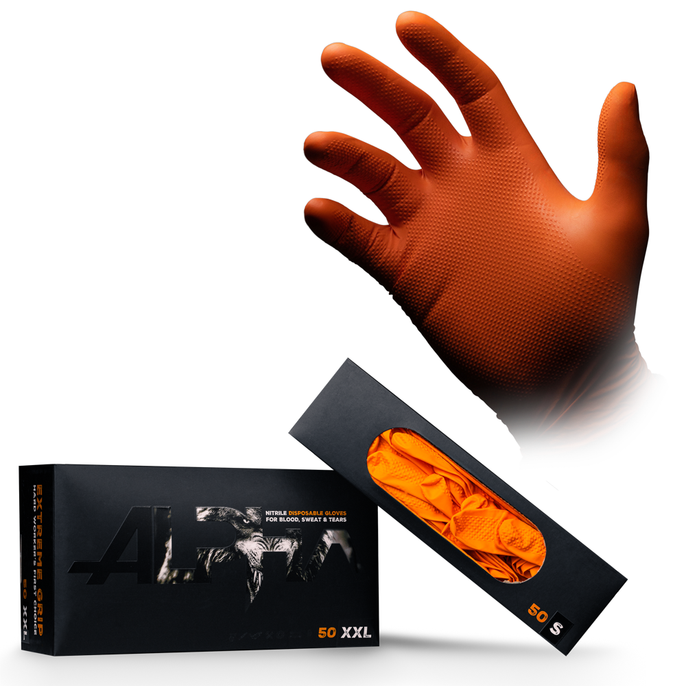 Eine erhobene rechte Hand trägt den orangefarbenen High Grip Einmalhandschuh aus Nitril, ALPHA von AMPri Handelsgesellschaft mbH, über einer XXL-Schachtel mit 50 Handschuhen, die eine Aussparung aufweist, die den orangefarbenen Einmalhandschuh im Inneren zeigt.