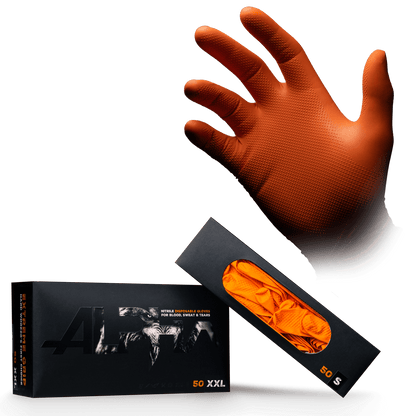 En upphöjd höger hand bär den orangefärgade engångshandsken High Grip av nitril, ALPHA från AMPri Handelsgesellschaft mbH, över en XXL-låda med 50 handskar, som har en utskärning som visar den orangefärgade engångshandsken inuti.