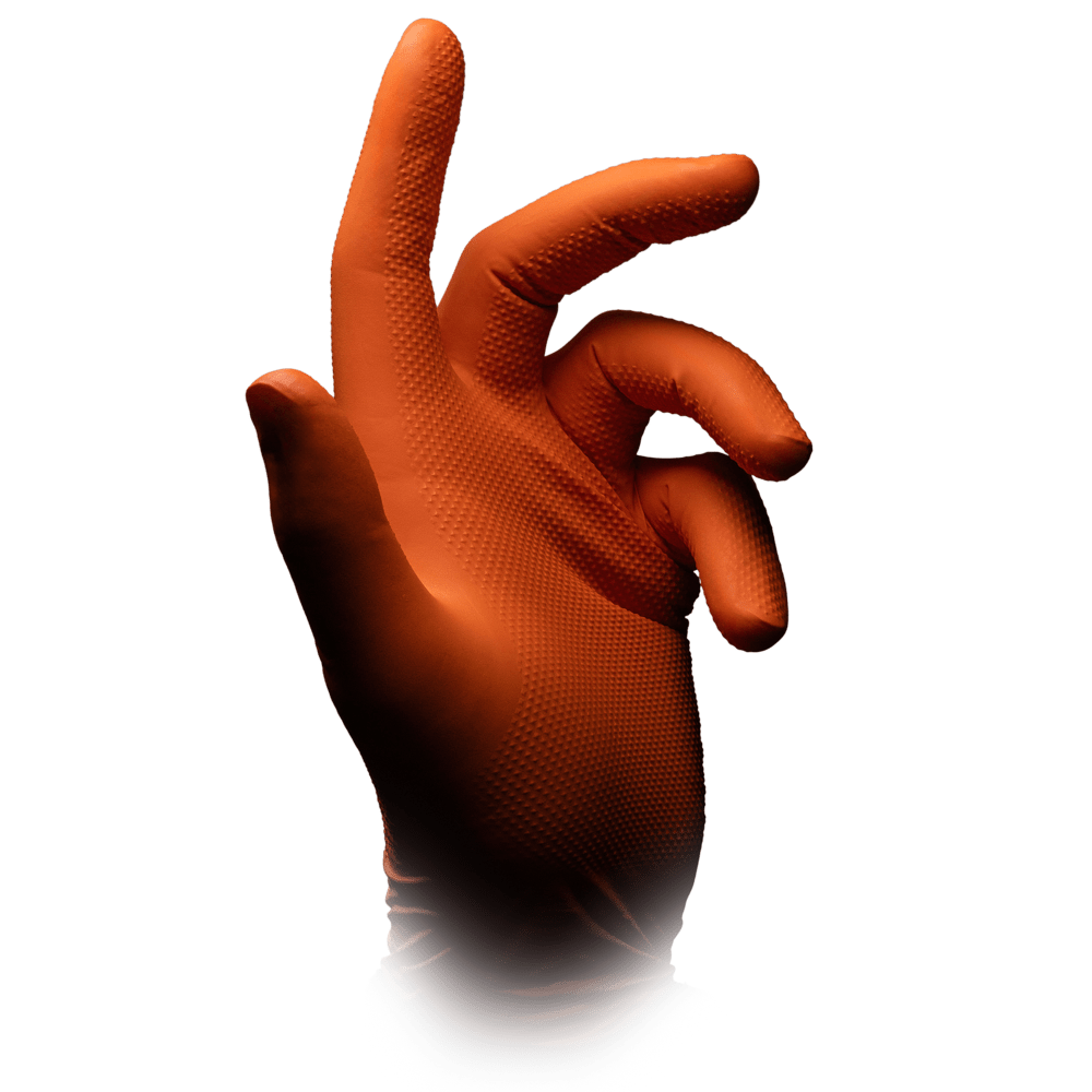 En orangefärgad engångshandske High Grip av nitril, ALPHA från AMPri Handelsgesellschaft mbH, bärs på en höger hand med utsträckt pekfinger och böjda fingrar mot en enkel vit bakgrund.