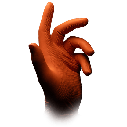En orangefärgad engångshandske High Grip av nitril, ALPHA från AMPri Handelsgesellschaft mbH, bärs på en höger hand med utsträckt pekfinger och böjda fingrar mot en enkel vit bakgrund.