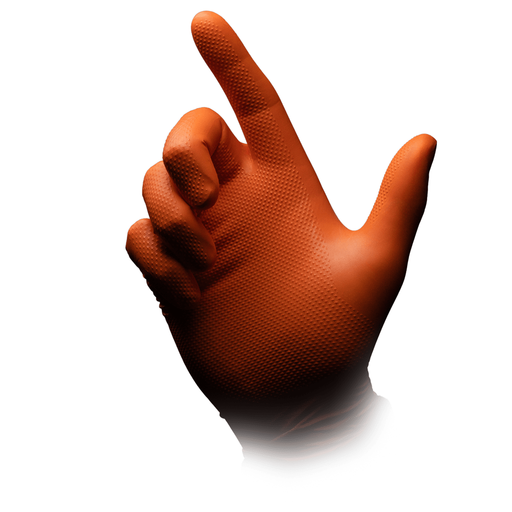 En hand som bär en orangefärgad engångshandske High Grip av nitril, ALPHA från AMPri Handelsgesellschaft mbH, pekar med pekfingret uppåt mot en enkel vit bakgrund.