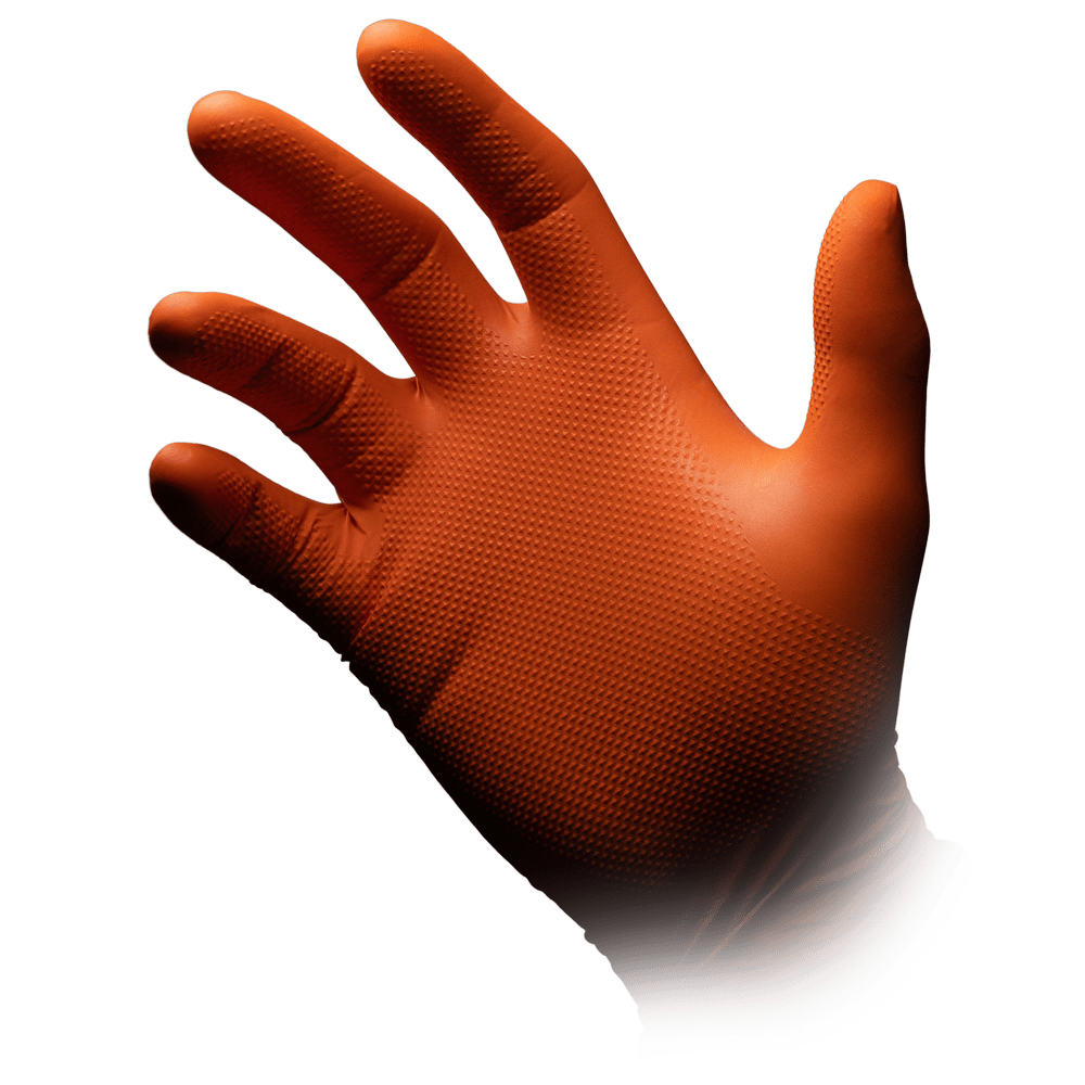 En hand bär en orangefärgad engångshandske High Grip av nitril, ALPHA från AMPri Handelsgesellschaft mbH, mot en vit bakgrund med handflatan framåt och lätt utsträckta fingrar.