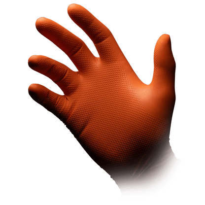 En hand bär en orangefärgad engångshandske High Grip av nitril, ALPHA från AMPri Handelsgesellschaft mbH, mot en vit bakgrund med handflatan framåt och lätt utsträckta fingrar.