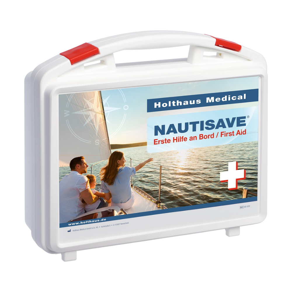 En vit Holthaus Nautisave® första hjälpen-låda med röda accenter, märkt med "Holthaus Medical NAUTISAVE Första hjälpen ombord / First Aid". Framsidan av ryggsäcken visar en bild av två personer på en segelbåt vid solnedgång och är därför idealisk för marina miljöer.