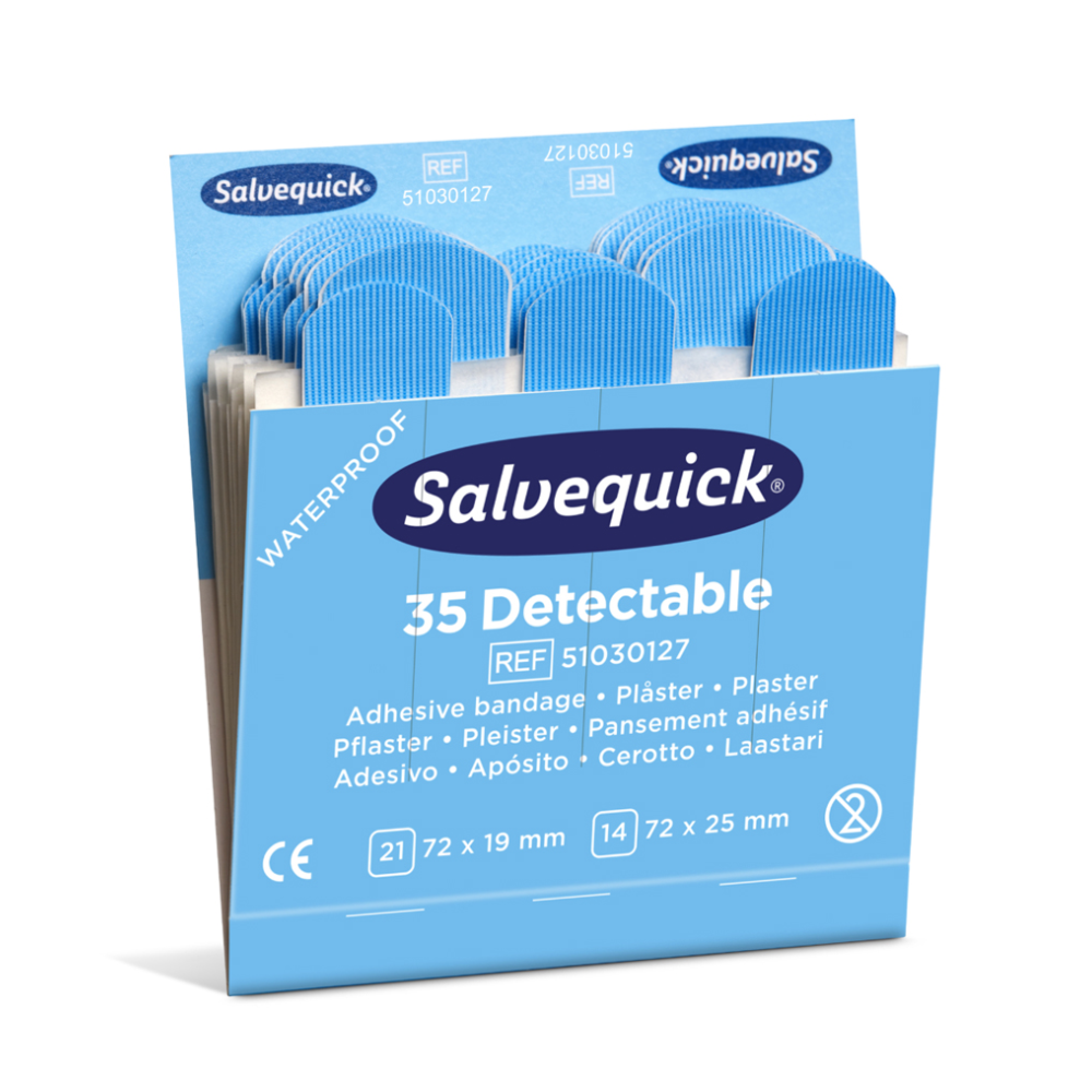 Bild av en blå låda med detekterbara plåster av typen Salvequick®-påfyllningsinsats 6735 från Holthaus Medical GmbH & Co. KG, även känd som Salvequick. Lådan innehåller produktinformation på flera språk och två storlekar: 21 plåster à 72 x 19 mm och 14 plåster à 72 x 25 mm. Dessa vattentäta plåsterremsor är perfekta påfyllnadsinsatser för första hjälpen-kit.
