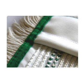 Närbild av Arcora Hospital Quattro Mopp från Arcora International GmbH - vitt tyg med gröna ränder, detaljerade sömmar och en fransig kant, utvecklad för professionell rengöring inom hälso- och sjukvården.