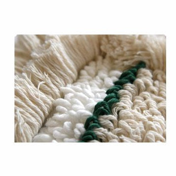 Närbild av Arcora Hospital Quattro Mopp från Arcora International GmbH - idealisk för golvbeläggningar inom hälso- och sjukvården, med krämfärgad och vit vävstruktur och ett mörkgrönt diagonalt band, perfekt för enkel vård i medicinska anläggningar.