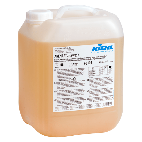 En 10-liters behållare av halvtransparent plast med produkten Kiehl ARENAS-alcawash Flytande alkaliskt allrengöringsmedel från Johannes Kiehl KG, med ett handtag och en etikett med produktinformation och instruktioner; inuti syns ett gulaktigt flytande tvättmedel.