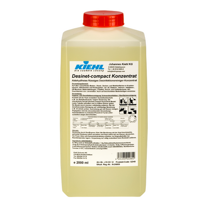 En rektangulär 2-liters plastbehållare med rött lock och vit etikett visar märket Johannes Kiehl KG och produktinformationen för Kiehl Desinet-compact Koncentrat, ett aldehydfritt flytande desinfektionsrengöringskoncentrat på tyska.