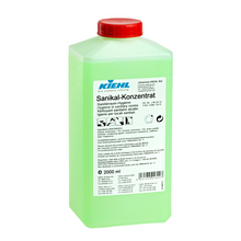 En grön, rektangulär 2-liters plastbehållare från Johannes Kiehl KG med texten "Kiehl Sanikal-Konzentrat Sanitärraum-Hygiene" är försedd med ett rött lock och flerspråkiga produkt- och användningsanvisningar på framsidan.