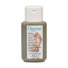 En plastflaska från Johannes Kiehl KG med vitt lock och texten "Kiehl Opytec Handreiniger für Grobverschmutzungen" har en flerspråkig "marina KC"-etikett på ljus bakgrund.