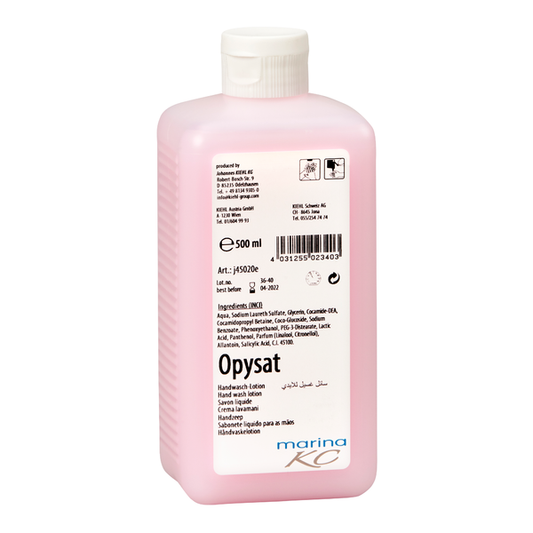 En rosa 500 ml-flaska Kiehl Opysat handtvål från Johannes Kiehl KG, en pH-neutral handtvål, har en vit etikett med produktinformation, ingredienser, streckkod, symboler och "marina KC" längst ner för skonsam handrengöring.