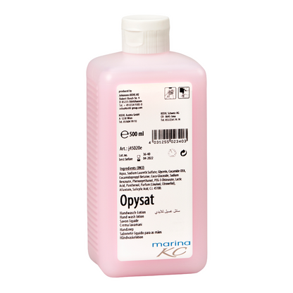 En rosa 500 ml-flaska Kiehl Opysat handtvål från Johannes Kiehl KG, en pH-neutral handtvål, har en vit etikett med produktinformation, ingredienser, streckkod, symboler och "marina KC" längst ner för skonsam handrengöring.