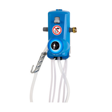 Der Kiehl DosiJet-Select 4P-16L von Johannes Kiehl KG ist ein blaues Multidosiergerät für die Wandmontage, mit weißen Schläuchen, schwarzem Ziffernblatt, Messinganschluss, linkem Haken und roter "Nicht trinken"-Warnung; Durchflussmenge max: 16 L/min.