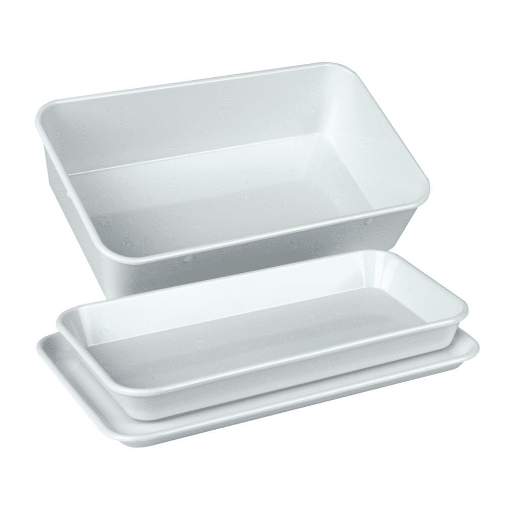 Ett set med tre staplade vita, rektangulära instrumentbrickor från Servoprax GmbH, bestående av en övre bricka med högre kanter (190 x 150 x 40 mm) och två plattare brickor med platt botten. Perfekt för att organisera dina viktiga verktyg i en slank, värmebeständig design.