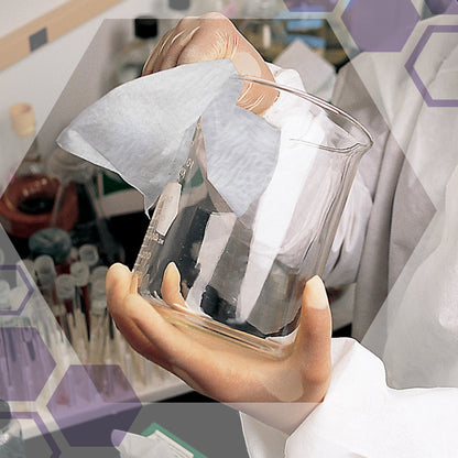 In einem Labor wischt eine Person mit Handschuhen und Kittel ein Becherglas mit Auslaufartikel ab: Kimtech® Pure Wischtücher (Weiß, 12 Packungen x 35 Blatt) von Kimberly-Clark GmbH; im Hintergrund sind Reagenzgläser und Laborgeräte zu sehen.