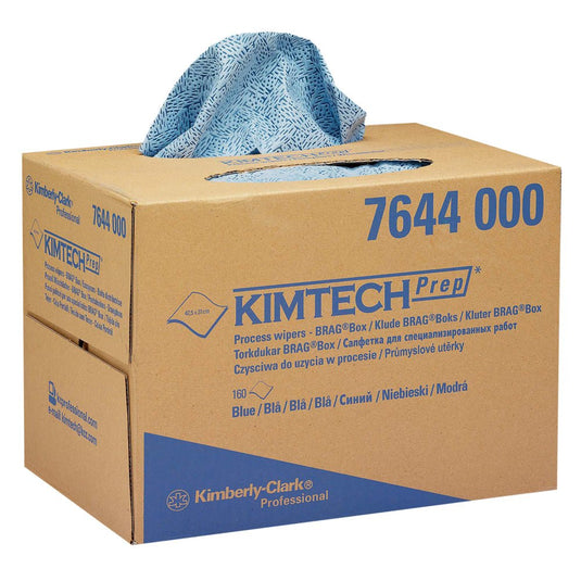 En blåmönstrad Kimtech®-processduk delas ut från en brun Kimberly-Clark GmbH BRAG™-förpackning (1 förpackning à 160 dukar). Kartongen är märkt med produktinformation och är perfekt för industriell rengöring.