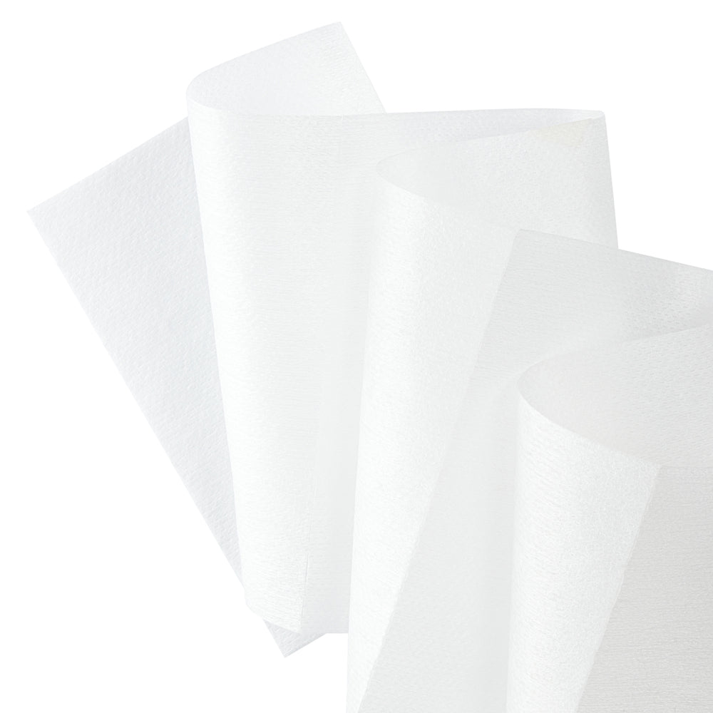 Flera lager av WypAll® Wettask™ torkdukar från Kimberly-Clark GmbH - vita och halvtransparenta - är arrangerade i överlappande, mjukt böjda lager mot en enfärgad vit bakgrund.