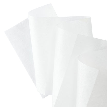 Flera lager av WypAll® Wettask™ torkdukar från Kimberly-Clark GmbH - vita och halvtransparenta - är arrangerade i överlappande, mjukt böjda lager mot en enfärgad vit bakgrund.