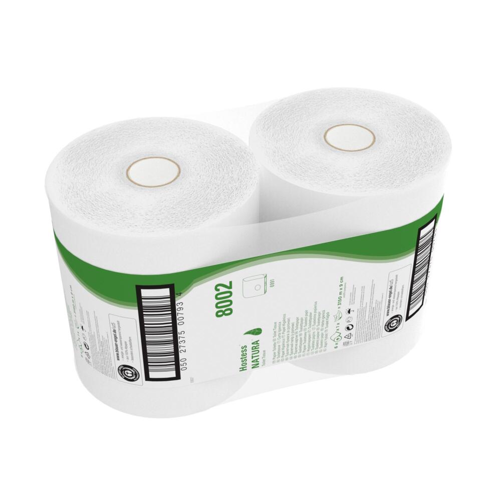 Ein Karton enthält sechs Jumbo-Rollen Hostess™ NATURA Toilettenpapier (je 525 m, weiß) der Kimberly-Clark GmbH, jeweils in Kunststoff verpackt mit einem grün-weißen Etikett mit Produktinfos und Barcode.