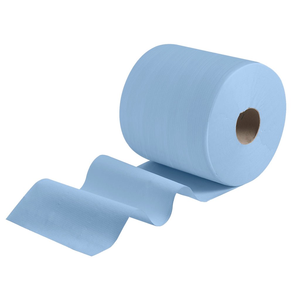 En stor WypAll® X80 PowerClean stor rulle (31,00 cm x 31,50 cm) från Kimberly-Clark GmbH är lätt utrullad och visar flera ljusblå ark med en pappkärna mot en enkel vit bakgrund, perfekt som rengöringsduk för professionellt bruk.