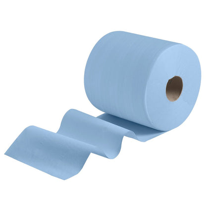 En stor WypAll® X80 PowerClean stor rulle (31,00 cm x 31,50 cm) från Kimberly-Clark GmbH är lätt utrullad och visar flera ljusblå ark med en pappkärna mot en enkel vit bakgrund, perfekt som rengöringsduk för professionellt bruk.