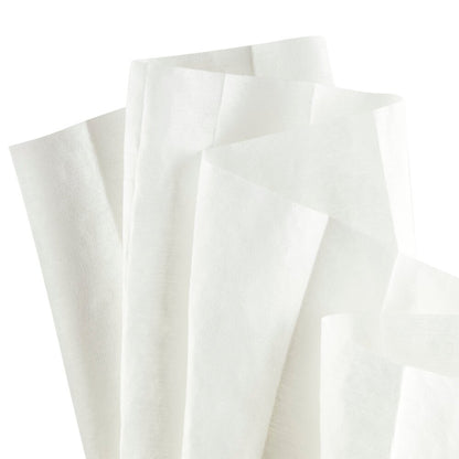 Flera WypAll® X60 General Clean dukar från Kimberly-Clark GmbH är utspridda på vit bakgrund och betonar användningen för rengöring och komforten hos storarullen med 650 dukar per rulle.