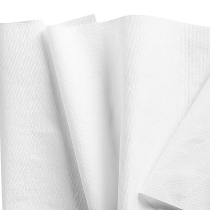 Flera vikta vita pappershanddukar från WypAll® X50 General Clean stor rulle (1 rulle x 1100 ark) från Kimberly-Clark GmbH presenteras överlappande och visar sin struktur mot en enkel vit bakgrund - idealisk för mångsidiga rengöringsuppgifter.