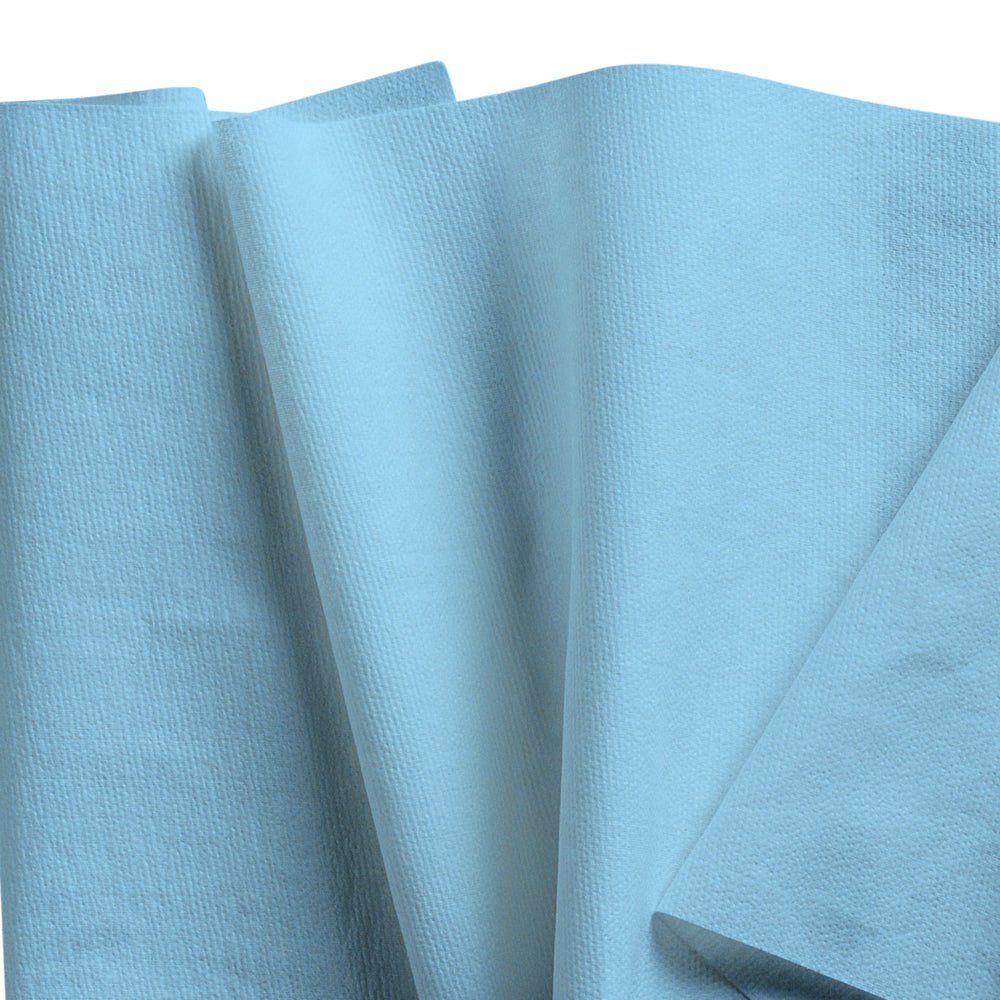 Flera överlappande, delvis vikta WypAll® X60 General Clean-duk från Kimberly-Clark GmbH (stor rulle/blå) är utspridda och visar sin strukturerade yta - idealisk för professionell rengöring.