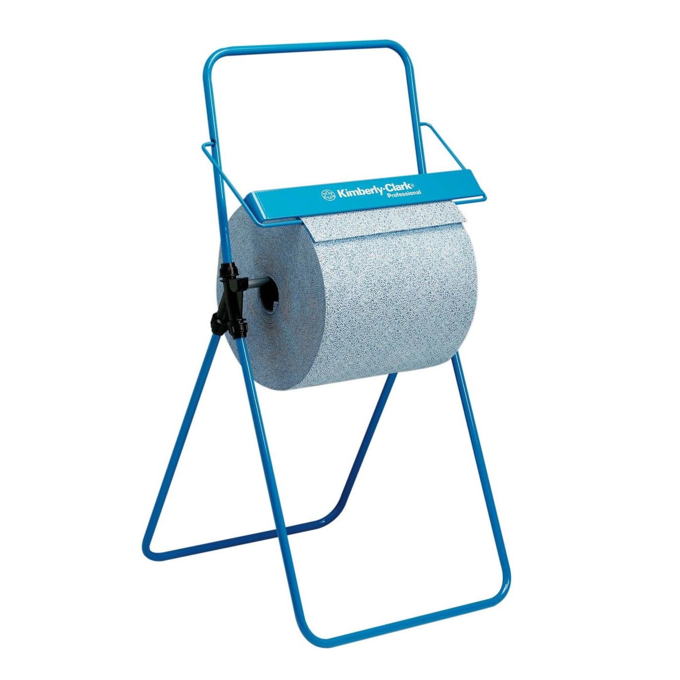 En blå metallställning håller en WypAll® X60 General Clean stor rulle (1 rulle x 500 ark, blå) från Kimberly-Clark GmbH, idealisk för professionell rengöring. Ställningen har vinklade ben för stabilitet och en horisontell stång där rullen delvis är upprullad.