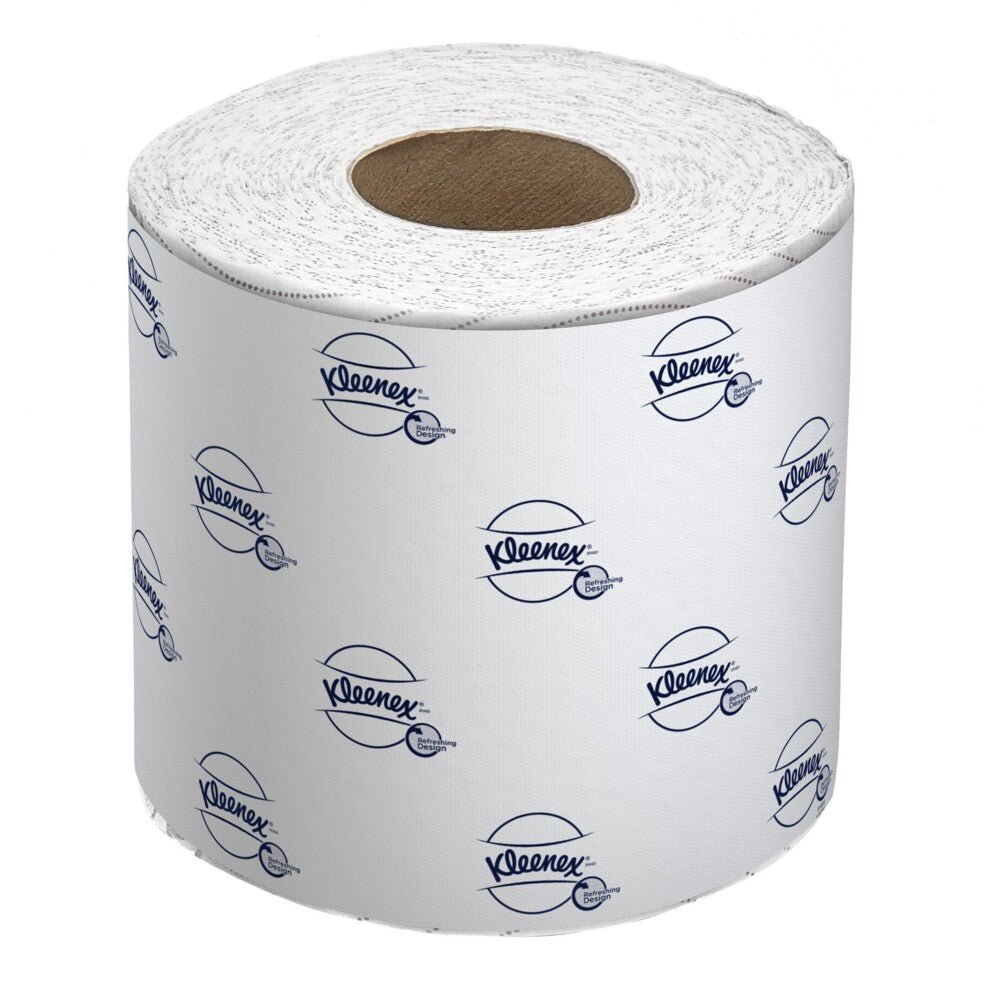 En enskild vit Kleenex® toalettpappersrulle från 8-packen (12 små rullar x 250 ark) från Kimberly-Clark GmbH med Kleenex-logotypen på omslaget och en synlig brun kartongkärna.