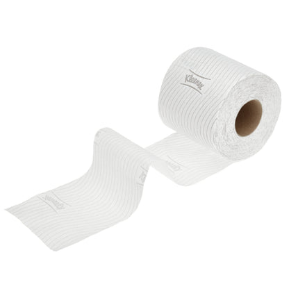 En enskild rulle av Kleenex® toalettpappersrullar (8 förpackningar x 12 små rullar x 250 ark) från Kimberly-Clark GmbH visas delvis utrullad på vit bakgrund och visar sina mjuka, strukturerade ark.