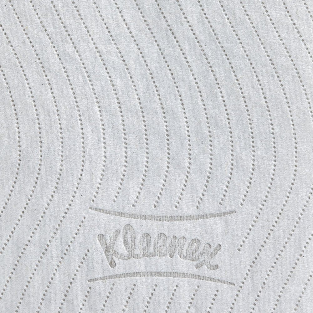 Närbilden av en vit Kleenex® toalettpappersrulle från Kimberly-Clark GmbH visar prickade, vågiga linjer och den i grått präglade texten "Kleenex", som framhäver den högkvalitativa texturen hos denna 8-pack (12 små rullar à 250 ark).