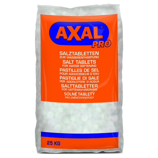 En 25 kg-påse AXAL PRO TABS regenereringssalt - specialsalt för avhärdning av vatten från K+S Minerals and Agriculture GmbH är förpackad i lysande orange och försedd med flerspråkig text, inklusive tyska, engelska och franska etiketter. Detta regenereringssalt är idealiskt för effektiv vattenavhärdning i ditt hem eller företag.